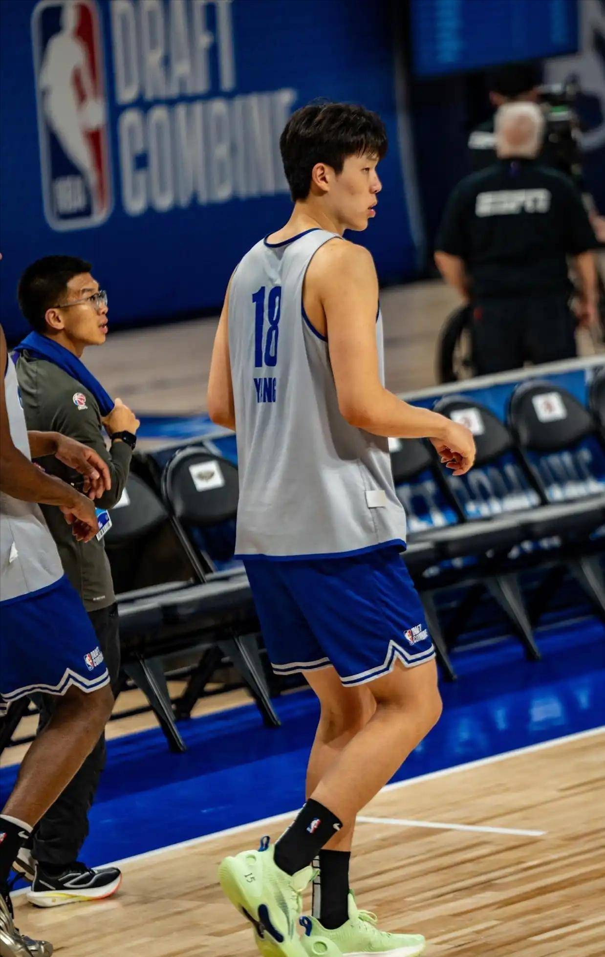 爱游戏包含今晨体能课后，北京首钢外线爆发备战NBA常规赛，压力陡增，更衣室氛围转暖的词条